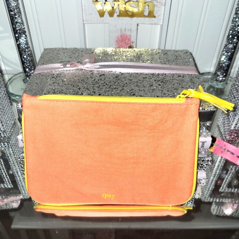 NWOT 🌸 Limited edition Ipsy cosmetic Bag 🌸
